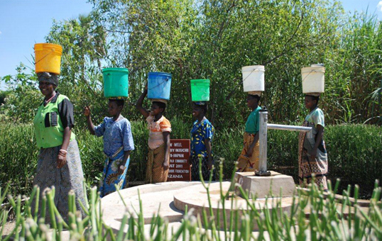 タンザニアのサスティナブルな取り組みを紹介する井戸設立の画像